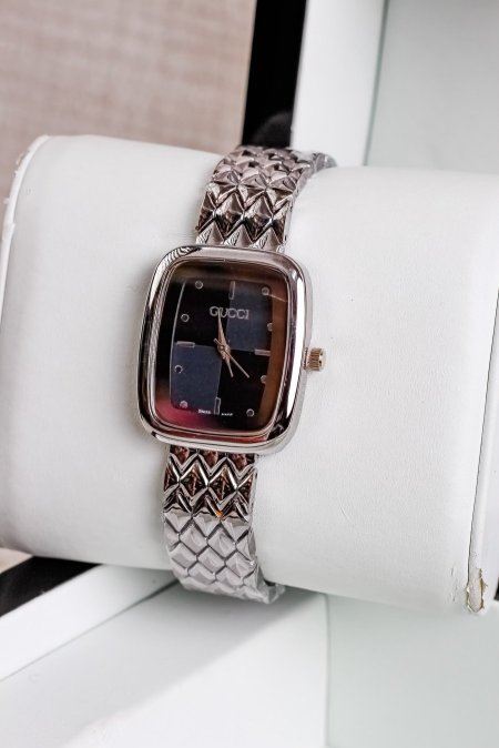 ساعة GUCCI فاخرة